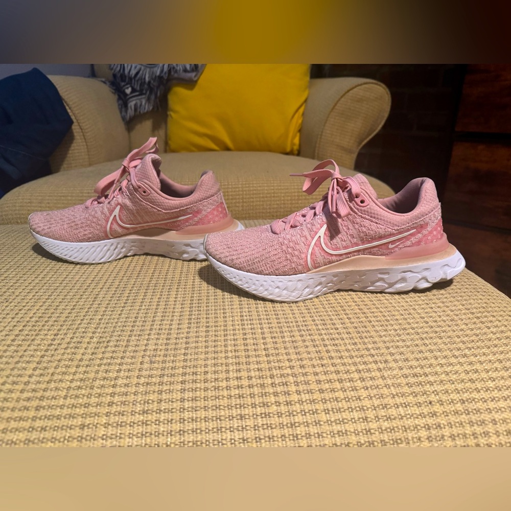 Almost brand new condition. Nike size 8 pink and white